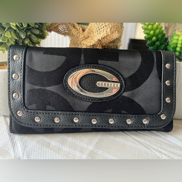 Handbags - 🌸4/$25 Black “G” wallet with studs